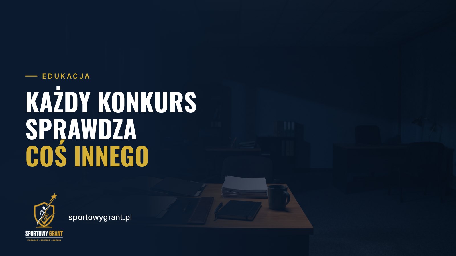 Grafika Sportowy Grant: biurko z teczkami i dokumentami w granatowym biurze, hasło „Każdy konkurs sprawdza coś innego”